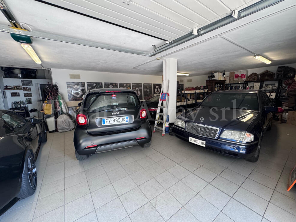 EM1337 In a dominant and private location in Bordighera, villa,