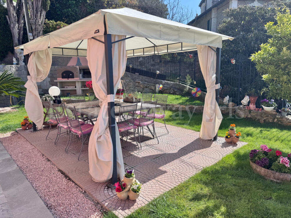 EM1337 In a dominant and private location in Bordighera, villa,