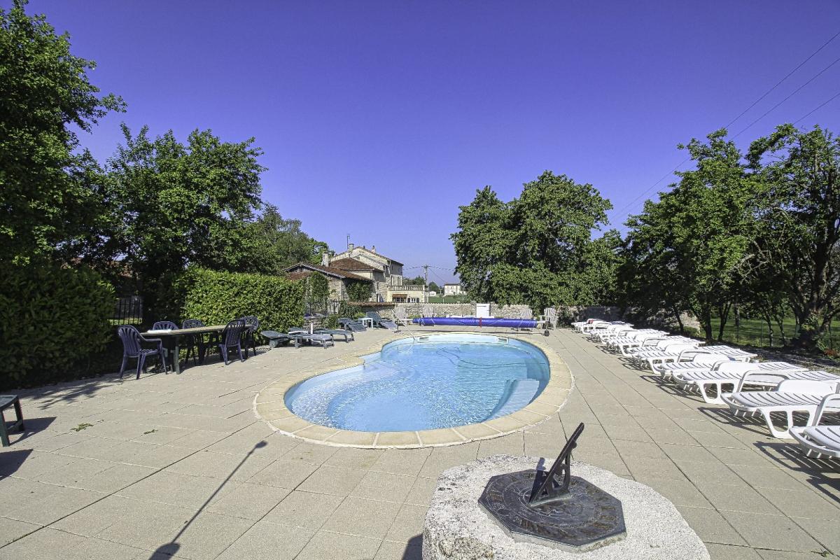 12 bedroom gite in Vinax, Charente-Maritime, France