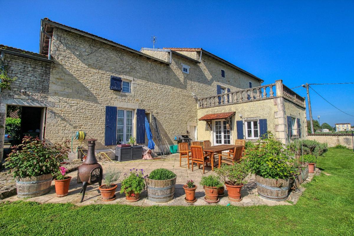 12 bedroom gite in Vinax, Charente-Maritime, France