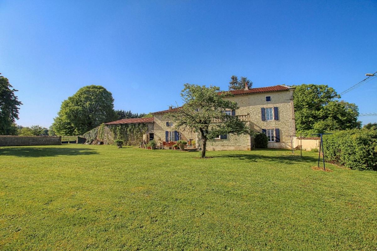12 bedroom gite in Vinax, Charente-Maritime, France