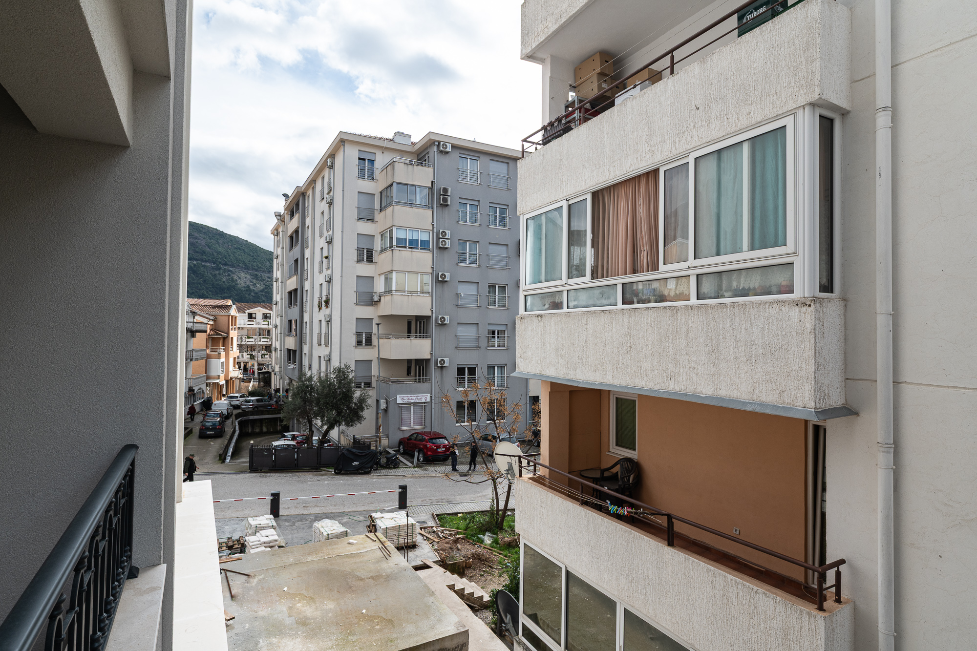 42m2 apartment in the center of Budva with a garage in a new building