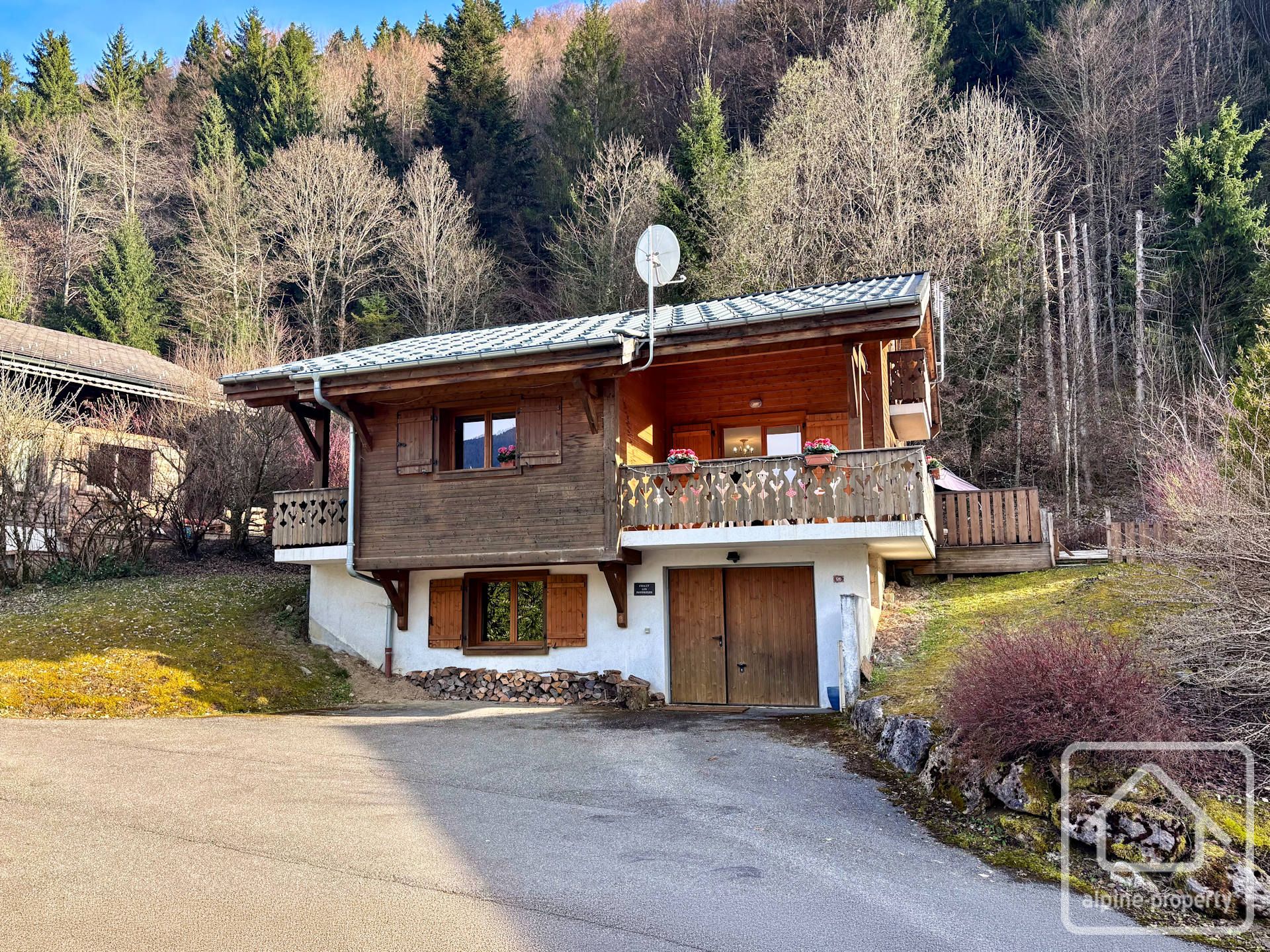 A Delightful 4-bedroom Chalet With Garage, Large Terrace, And Garden – PANTOUFLES