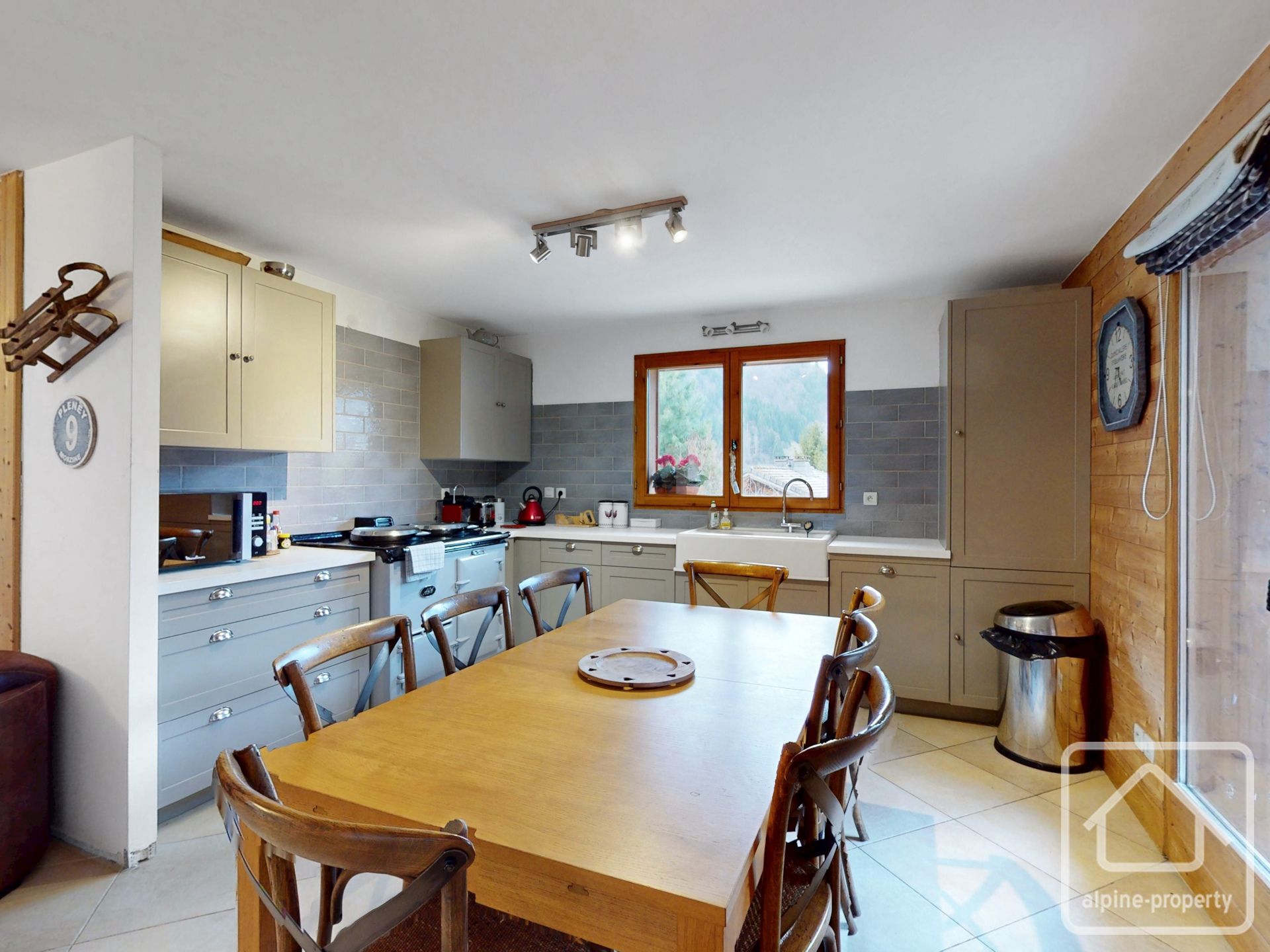 A Delightful 4-bedroom Chalet With Garage, Large Terrace, And Garden – PANTOUFLES