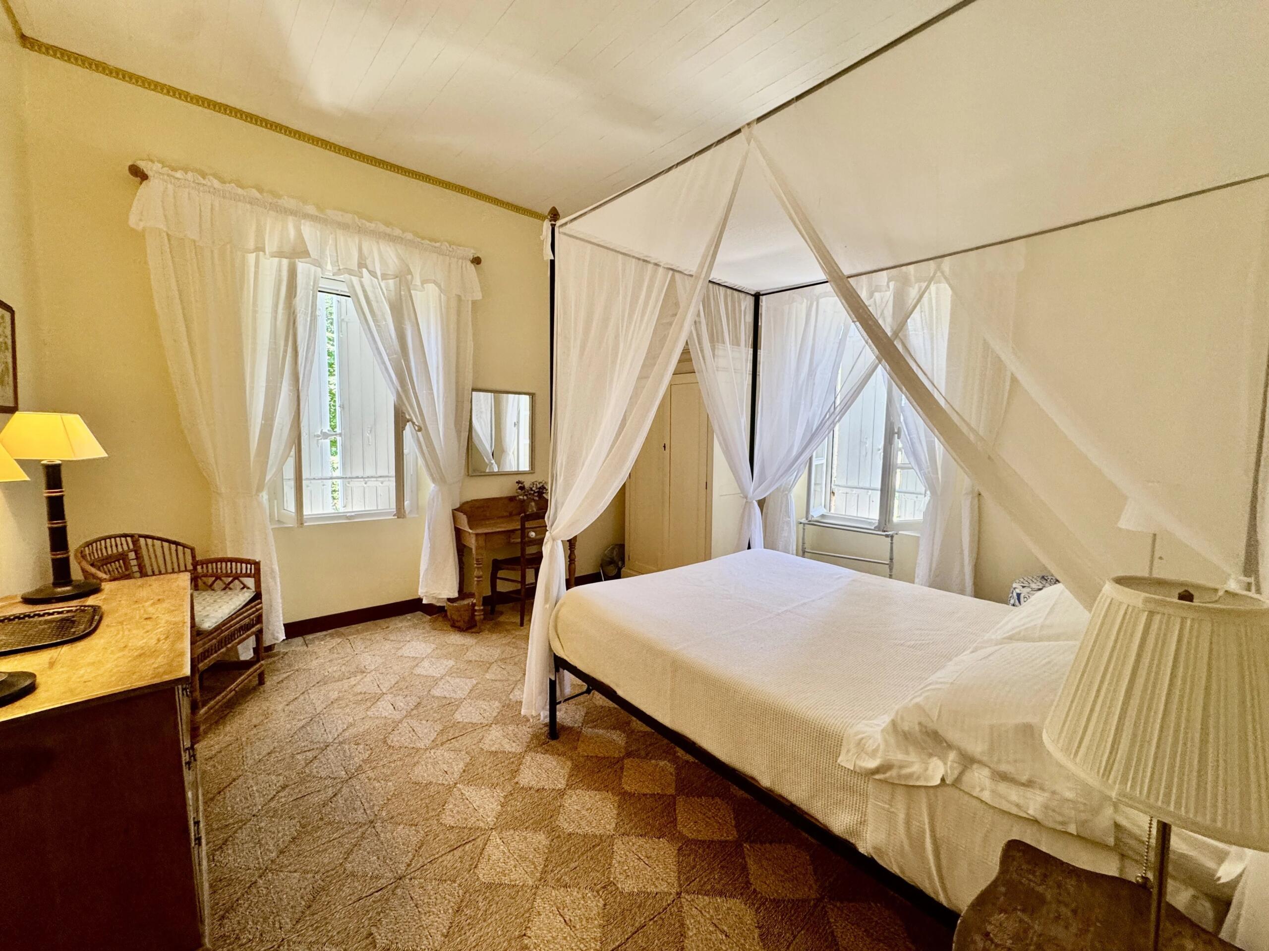 Elegant French Manor with Tower Bedrooms, Guest Cottage and Pool, Aquitaine – France – BVI81303