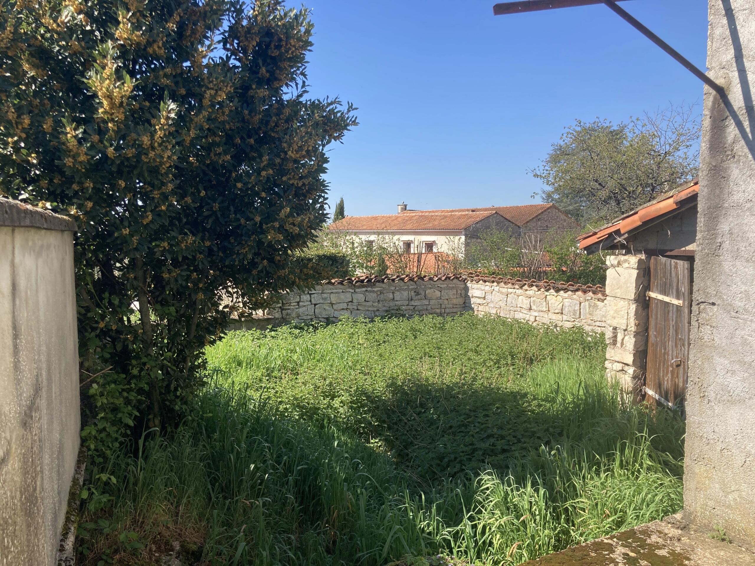 House in need of complete renovation, Poitou-Charentes – France – BVI83139