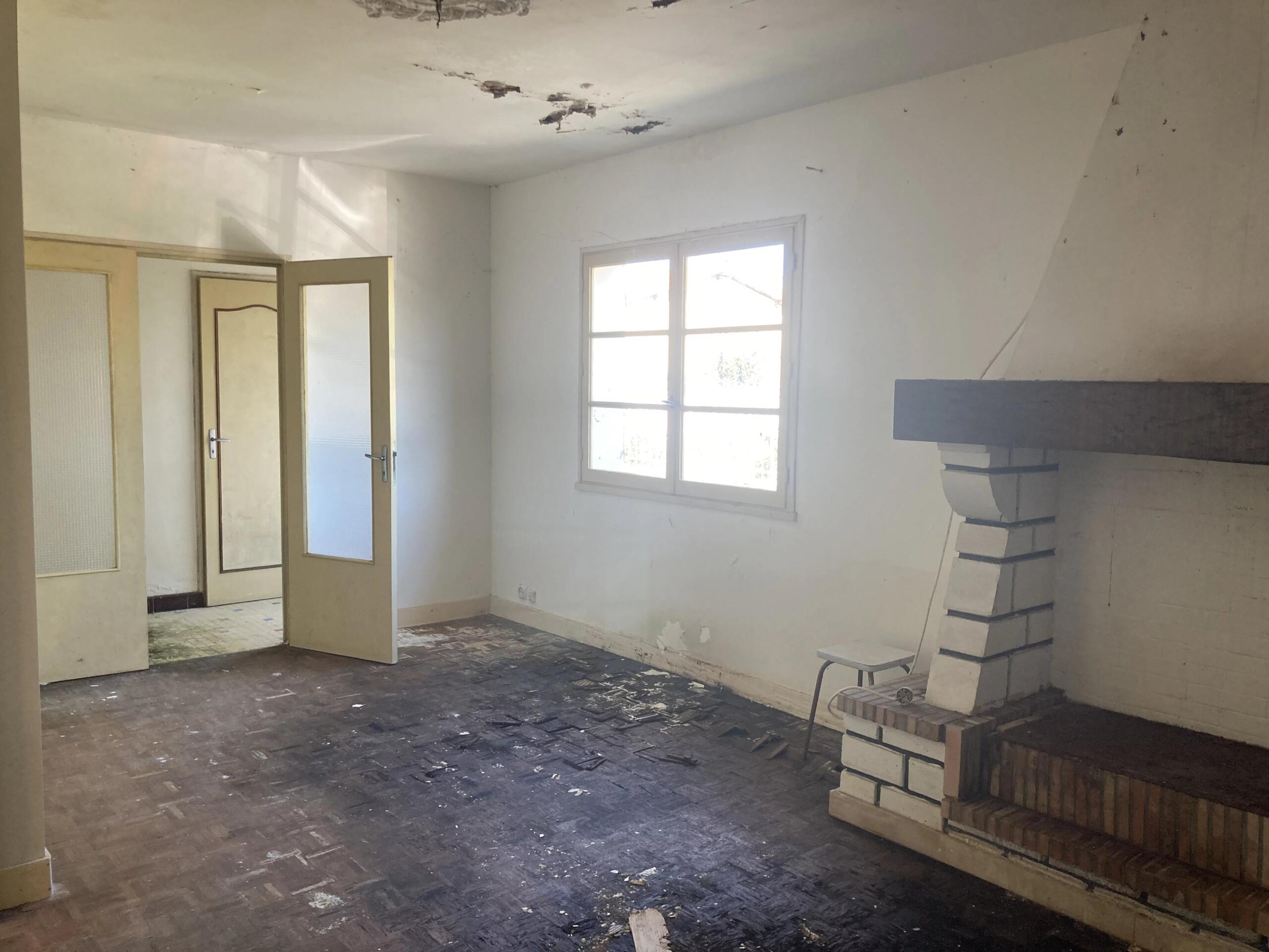 House in need of complete renovation, Poitou-Charentes – France – BVI83139