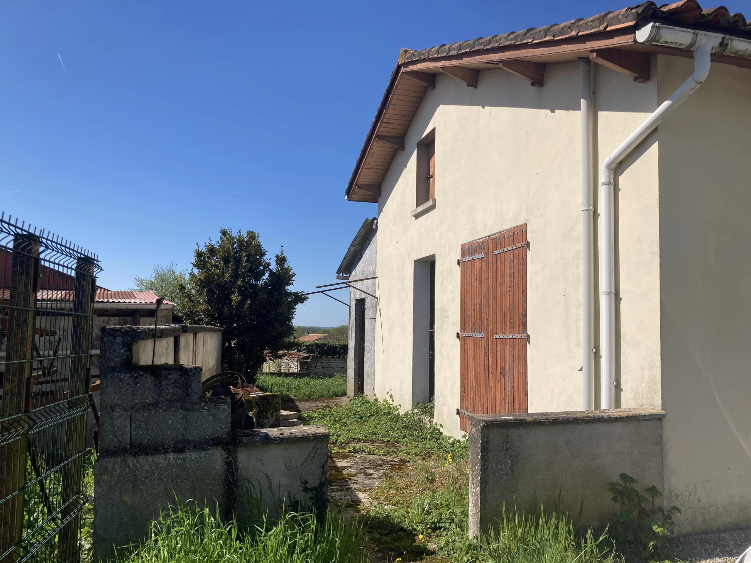 House in need of complete renovation, Poitou-Charentes – France – BVI83139