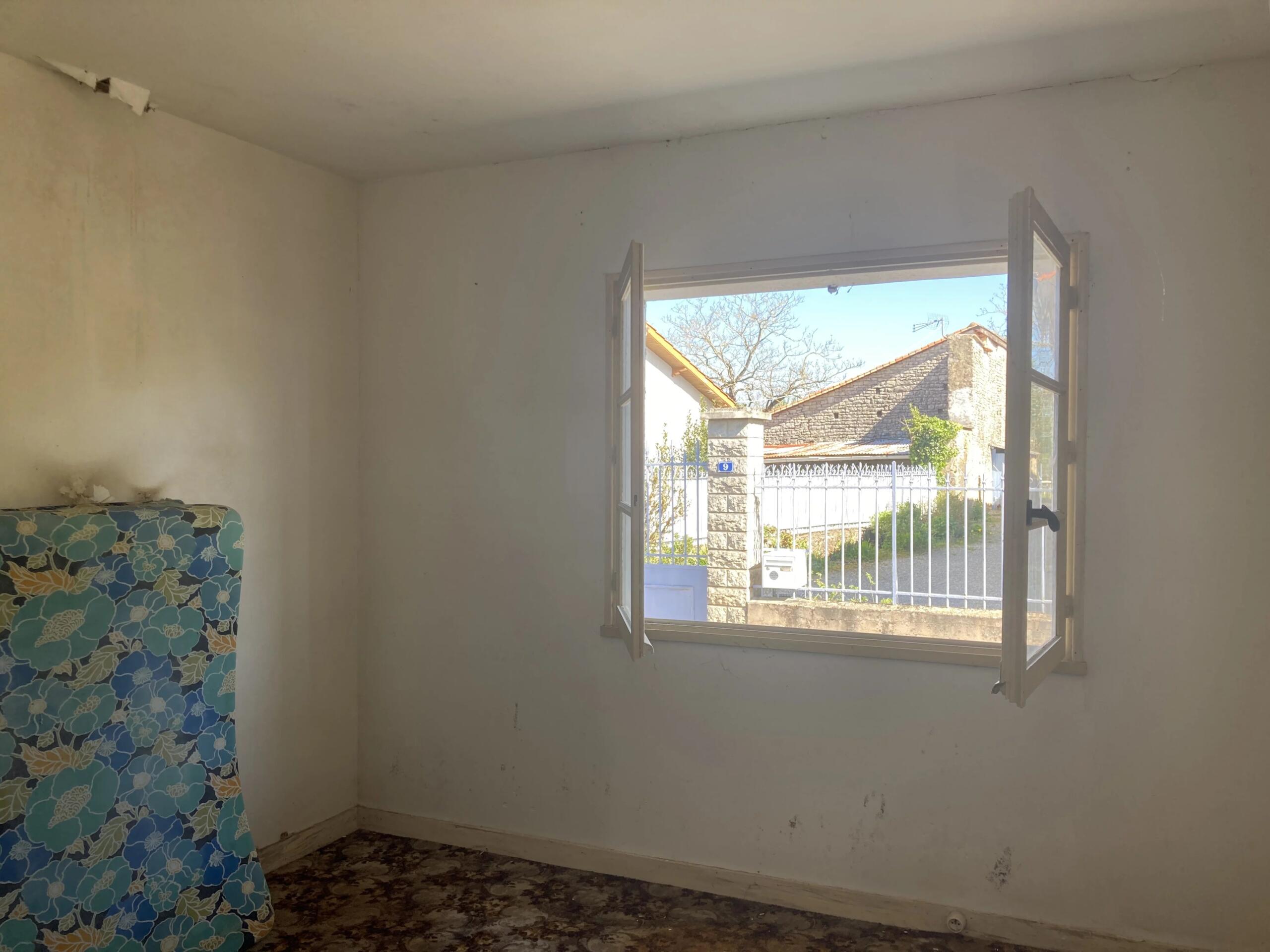 House in need of complete renovation, Poitou-Charentes – France – BVI83139