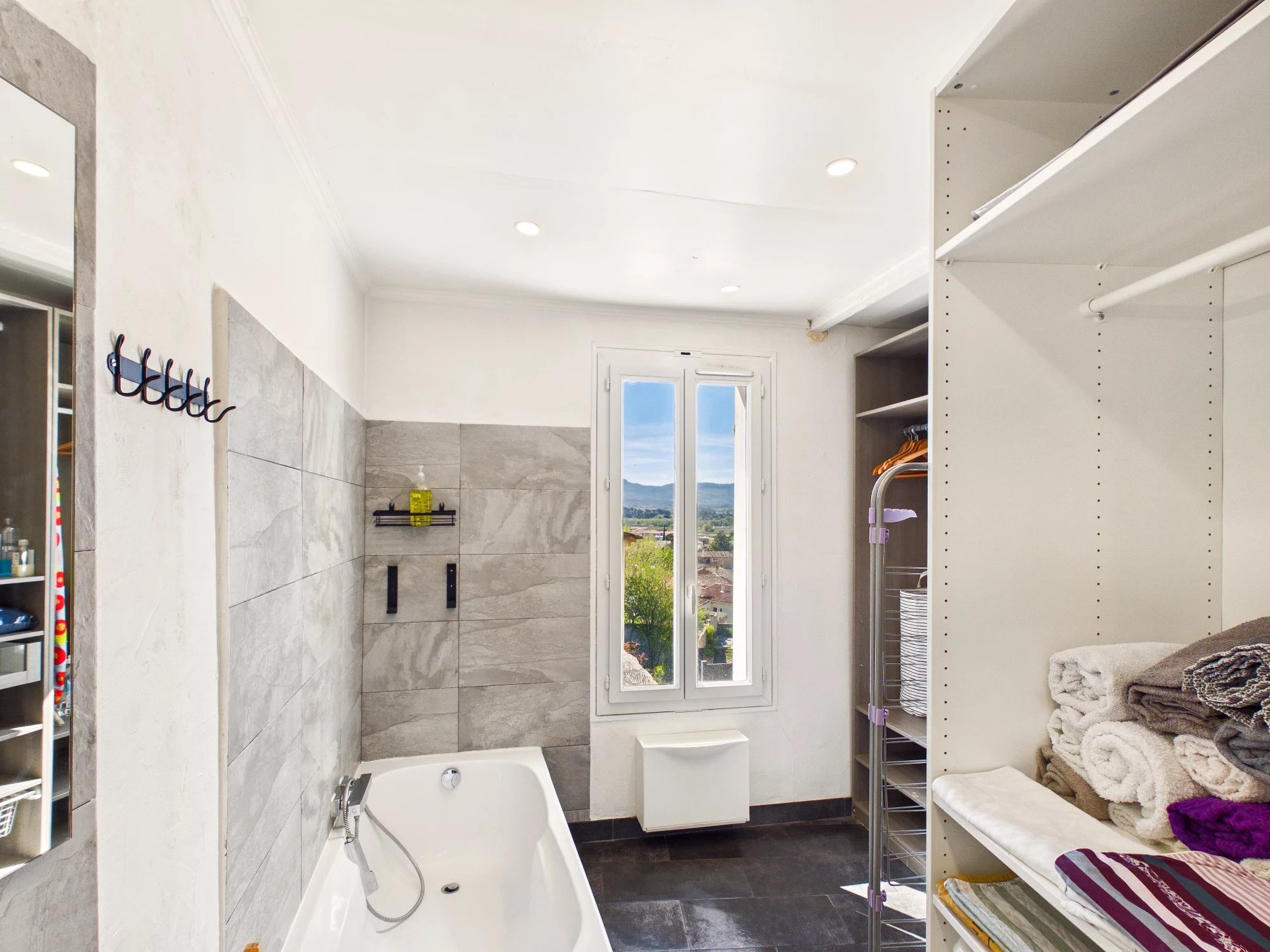 Authentic 17th-Century Village House with Terrace, Pool, and Views – 30 Minutes from Aix-en-Provence, Provence-Alpes-Côte d’Azur – France – BVI84877