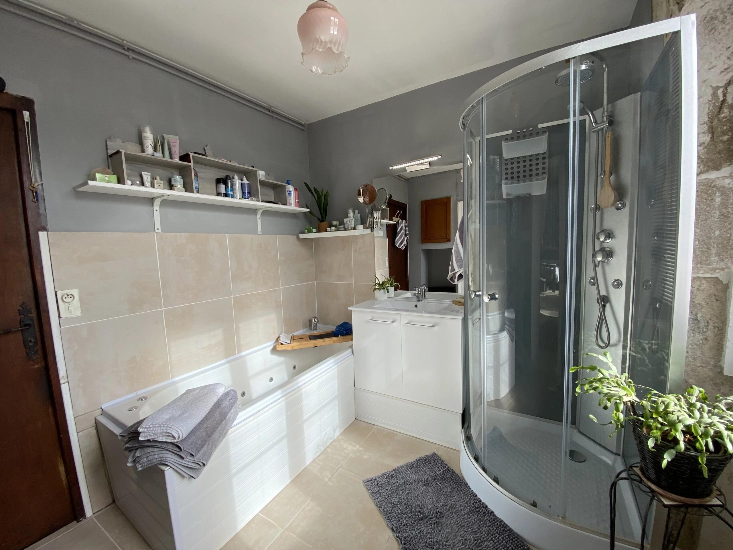 House with 3 income-generating apartments and 4th potential, Limousin – France – BVI84843