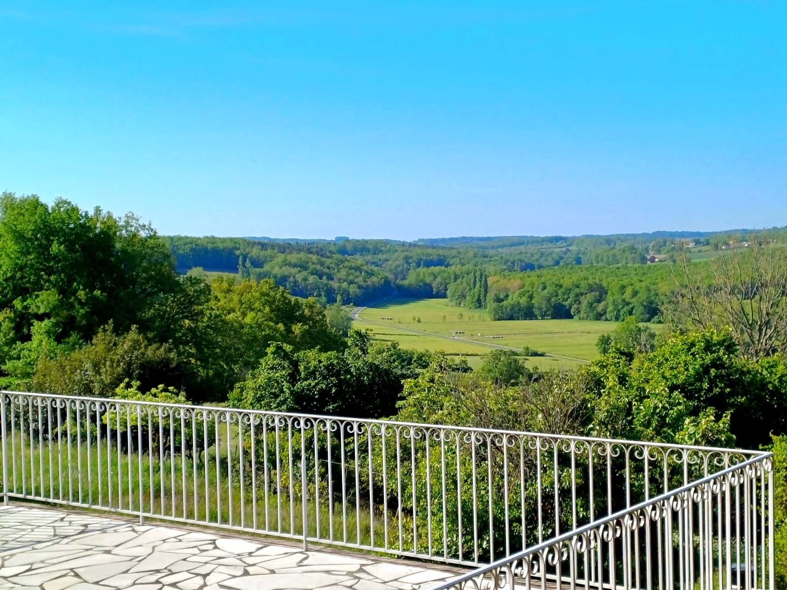 Pretty Stone property with multiple terraces and views beyond, Aquitaine – France – BVI84674