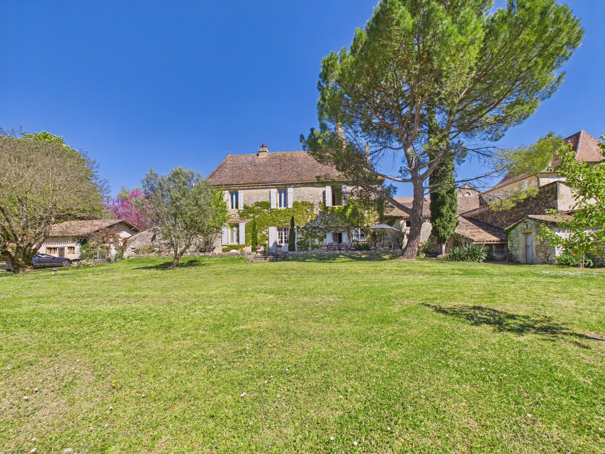 Authentic 18th century manor house offering separate guest accommodations, a pool and barn, Aquitaine – France – BVI84846