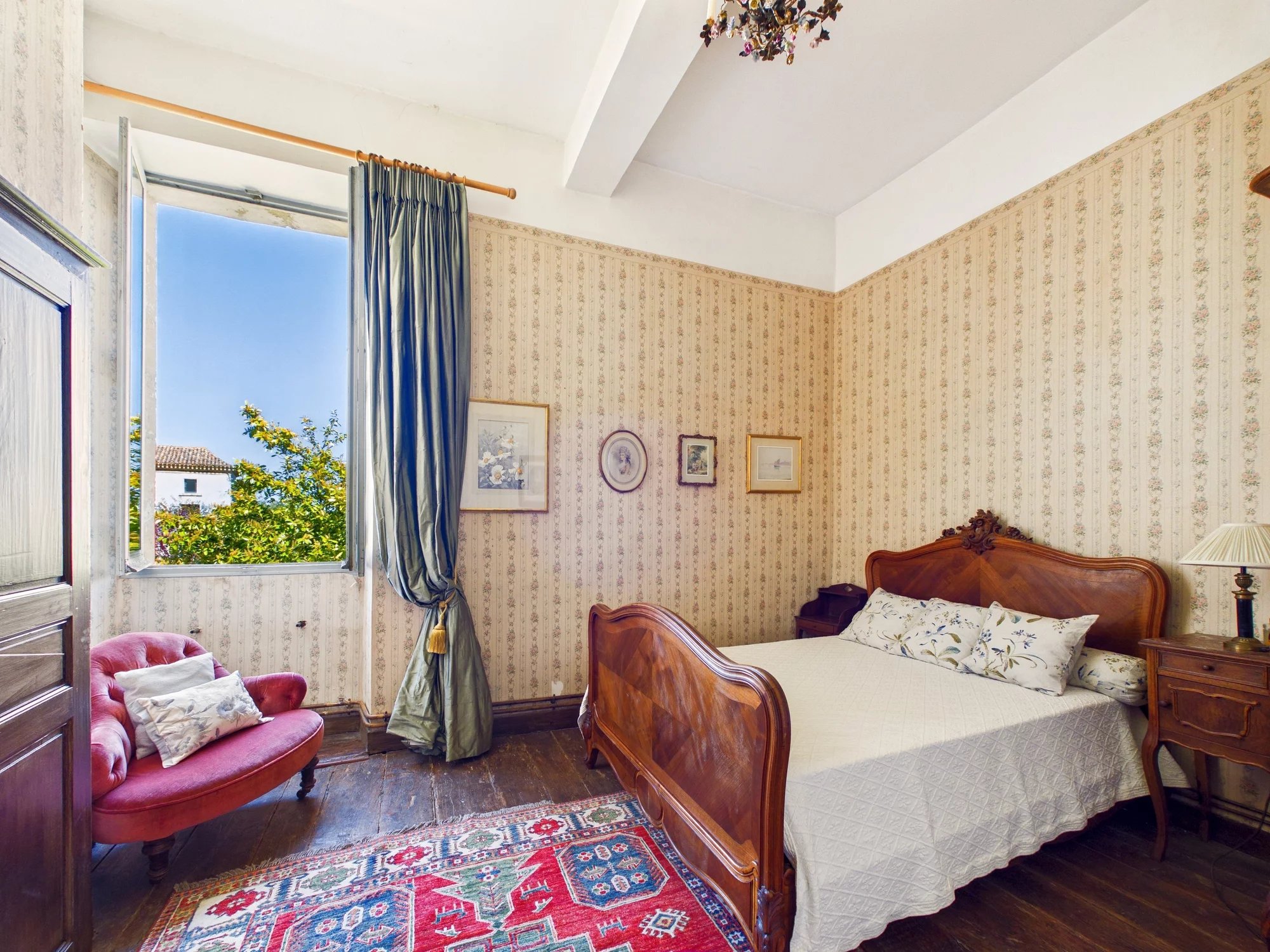 Authentic 18th century manor house offering separate guest accommodations, a pool and barn, Aquitaine – France – BVI84846