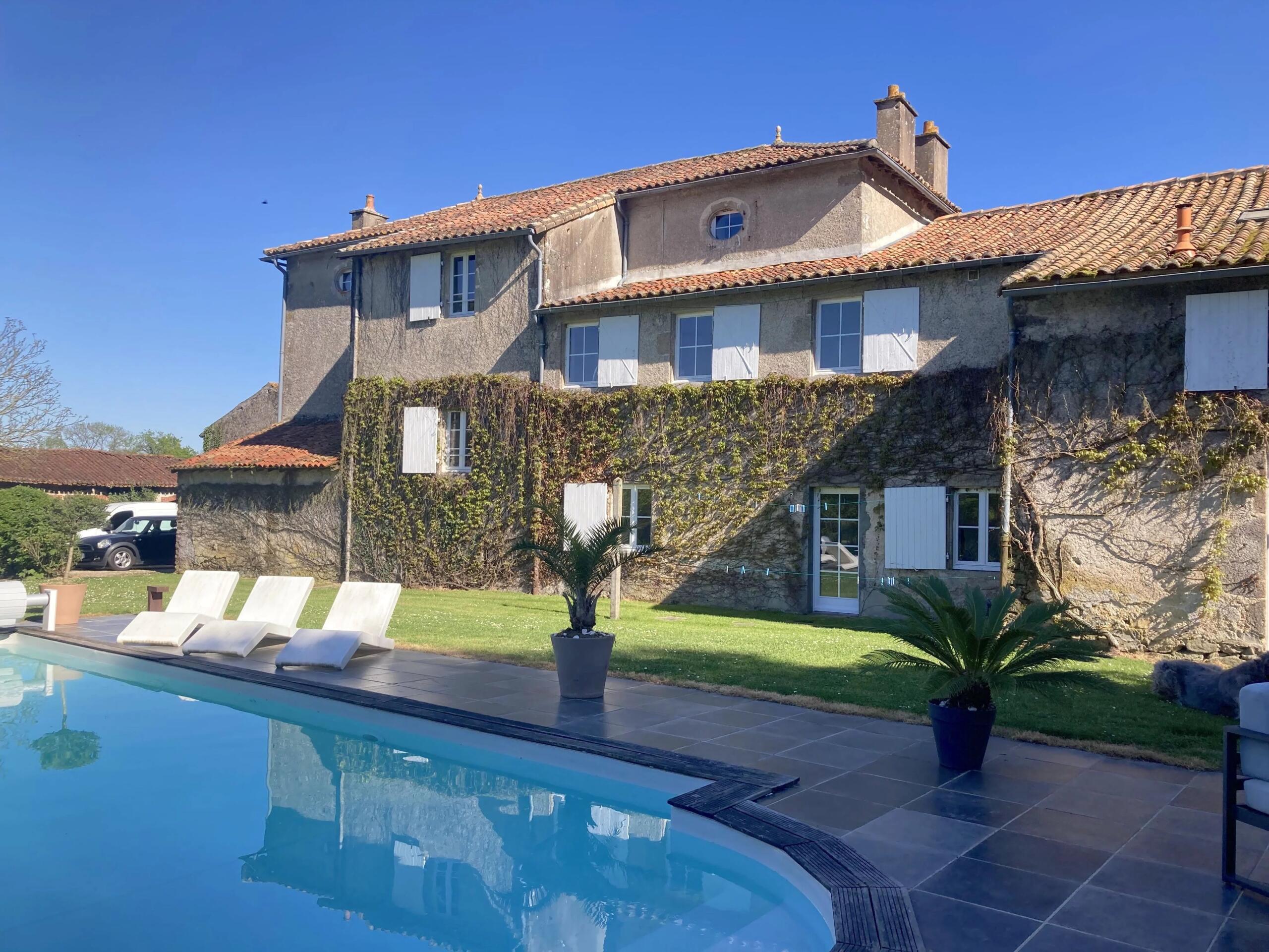 Stunning Maison de Maitre with 2 hectares, Poitou-Charentes – France – BVI85091