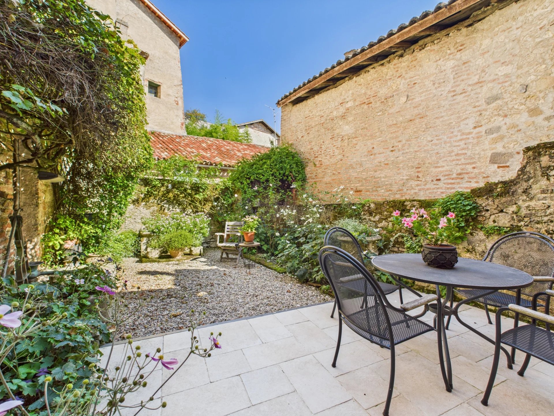 Lovely village house with courtyard in the heart of the medieval town of Penne d’Agenais, Aquitaine – France – BVI64731