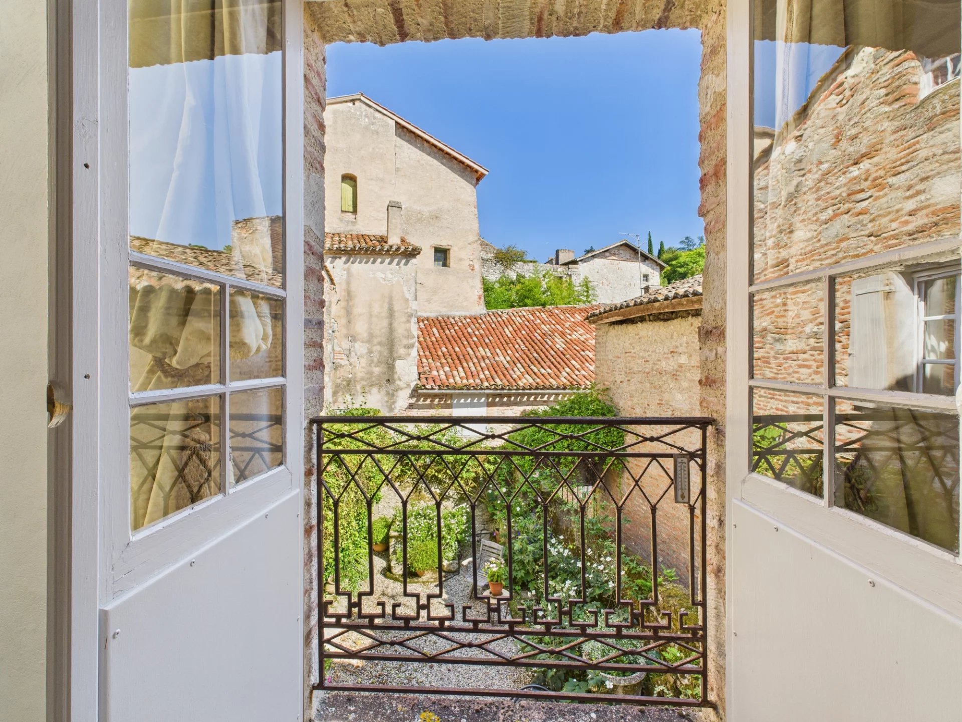 Lovely village house with courtyard in the heart of the medieval town of Penne d’Agenais, Aquitaine – France – BVI64731