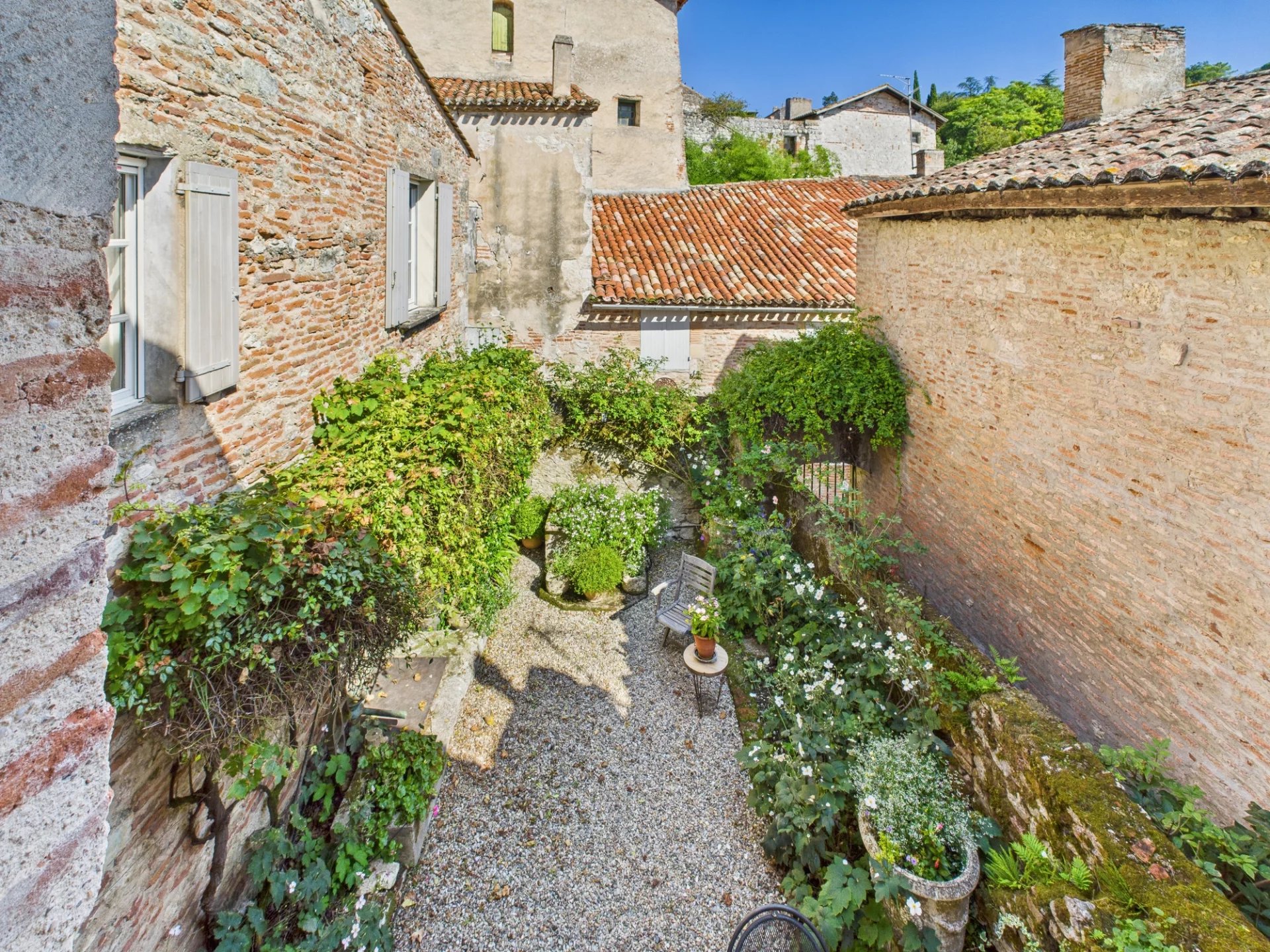 Lovely village house with courtyard in the heart of the medieval town of Penne d’Agenais, Aquitaine – France – BVI64731