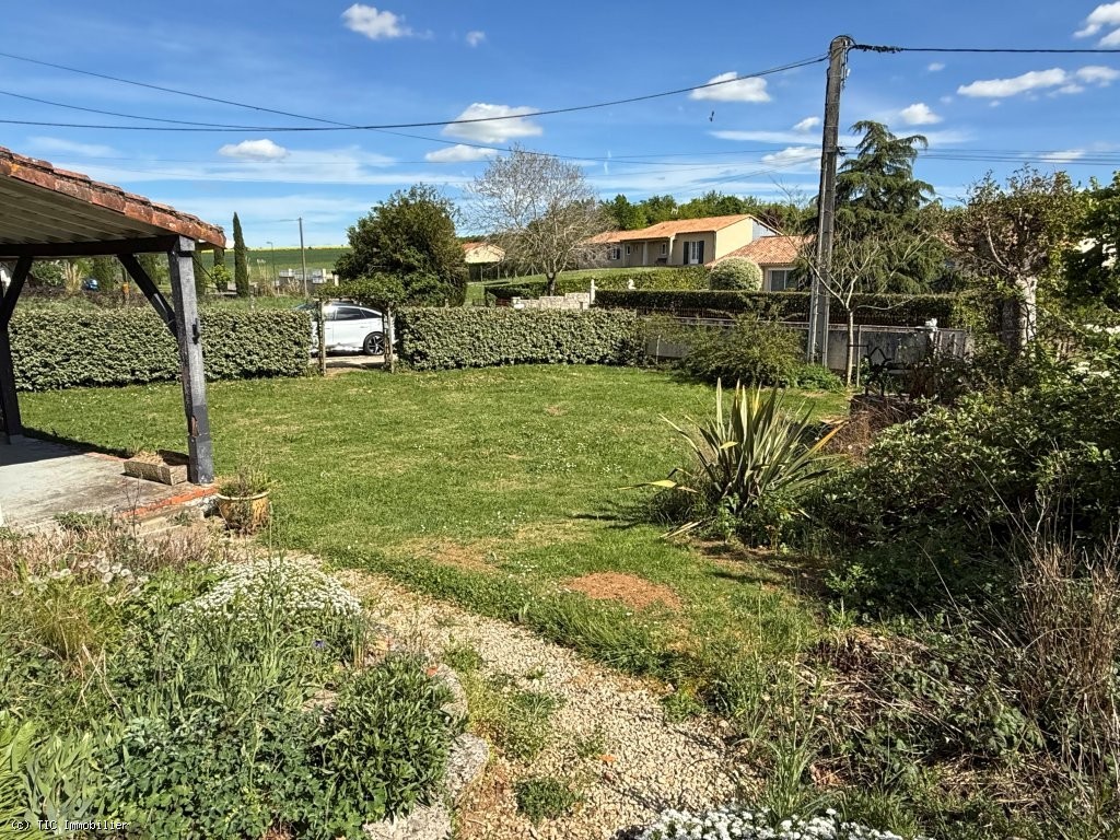 2 bedroom House in Civray, France – r7453