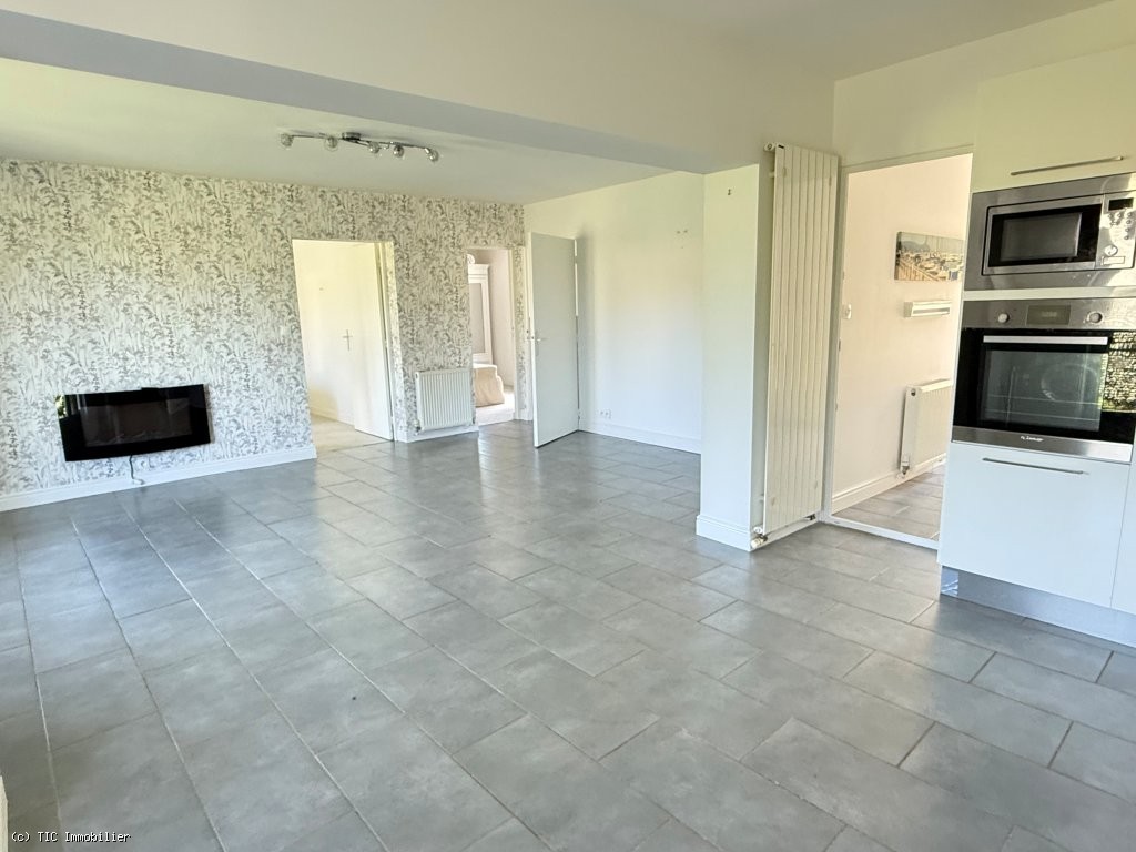 2 bedroom House in Civray, France – r7453