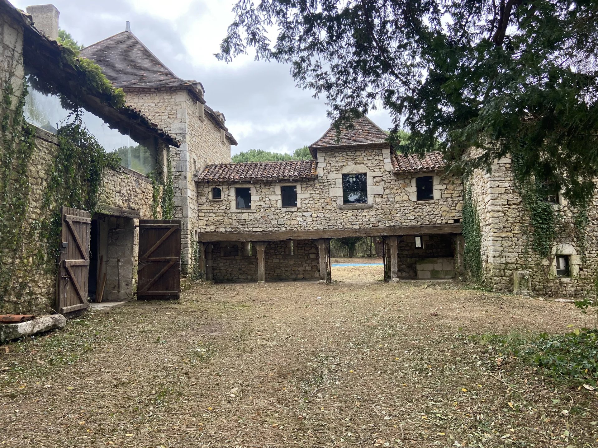 600-year-old historic house and estate with a swimming pool and 16 hectares of land and woodland, Poitou-Charentes – France – BVI78413