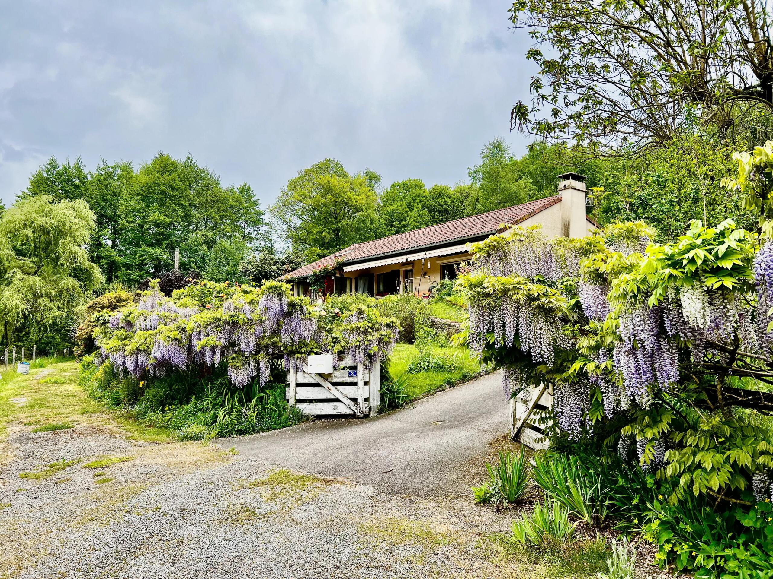 Breathtaking lake views paired with a detached bungalow set within beautiful private gardens., Limousin – France – BVI85151