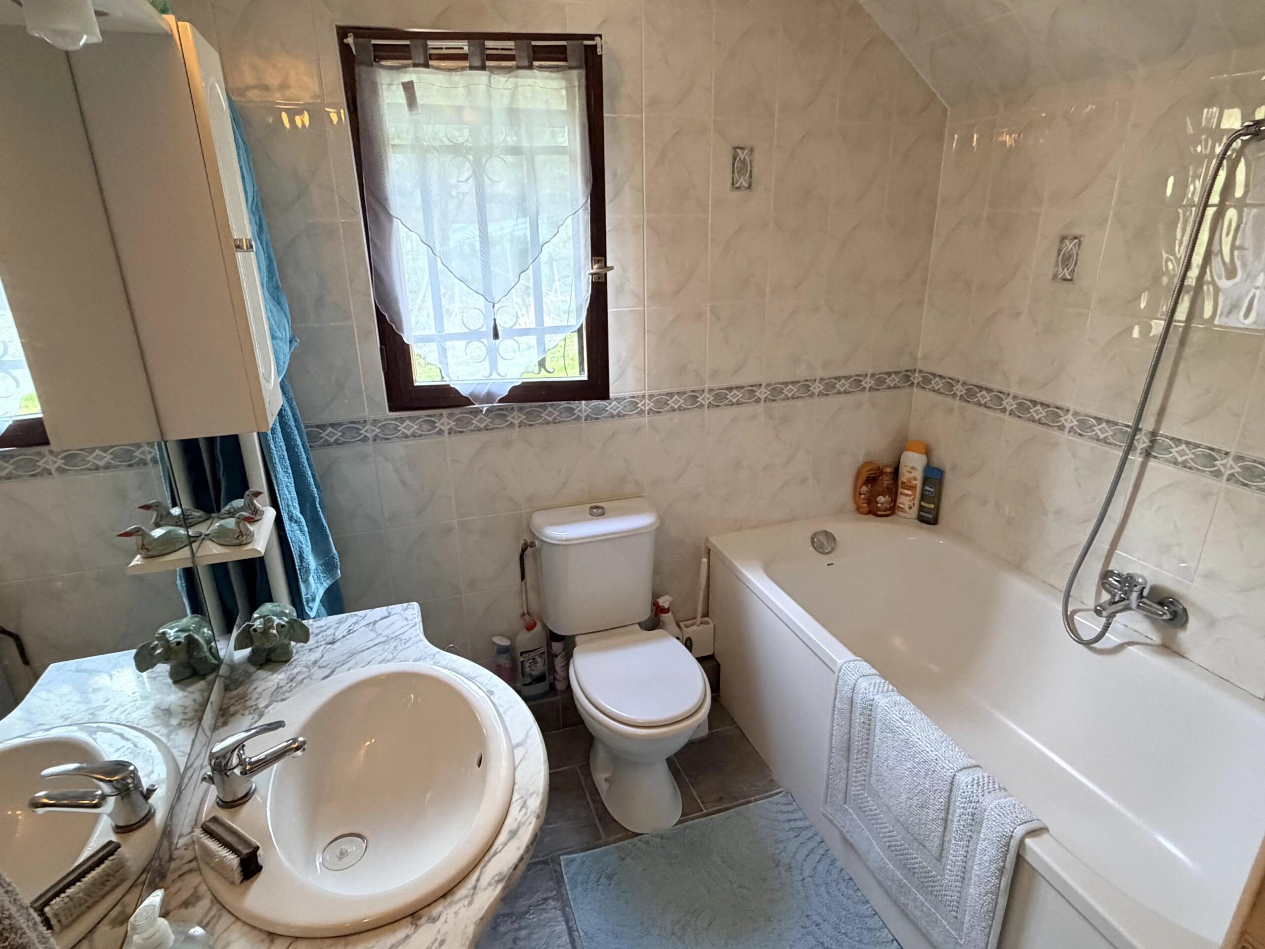 Breathtaking lake views paired with a detached bungalow set within beautiful private gardens., Limousin – France – BVI85151