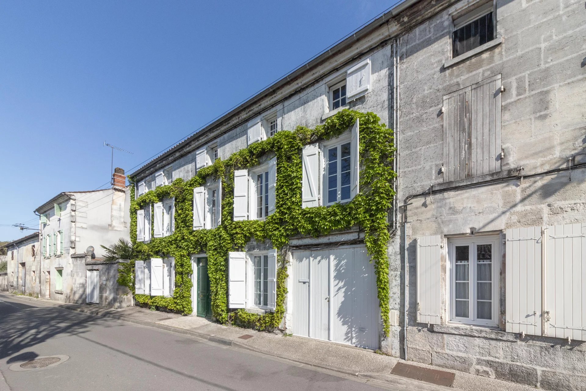 Spacious and elegant townhouse with private walled garden, Poitou-Charentes – France – BVI80057