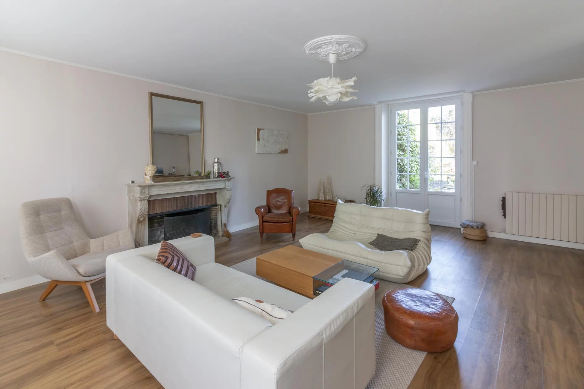 Spacious and elegant townhouse with private walled garden, Poitou-Charentes – France – BVI80057