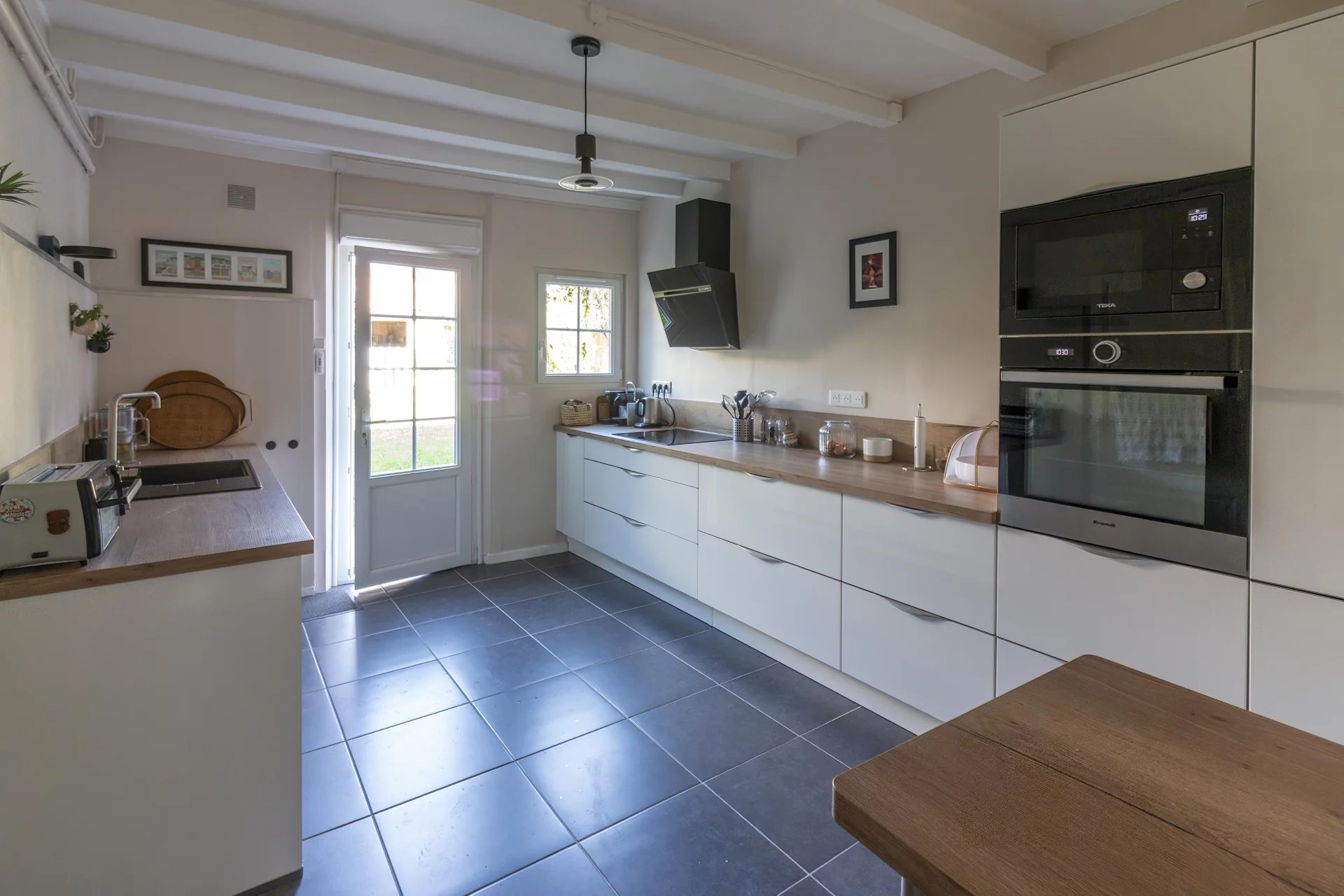 Spacious and elegant townhouse with private walled garden, Poitou-Charentes – France – BVI80057