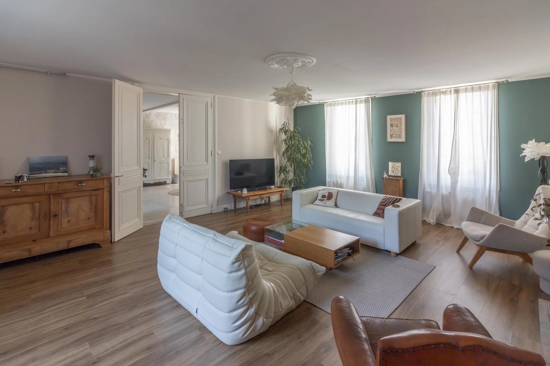 Spacious and elegant townhouse with private walled garden, Poitou-Charentes – France – BVI80057