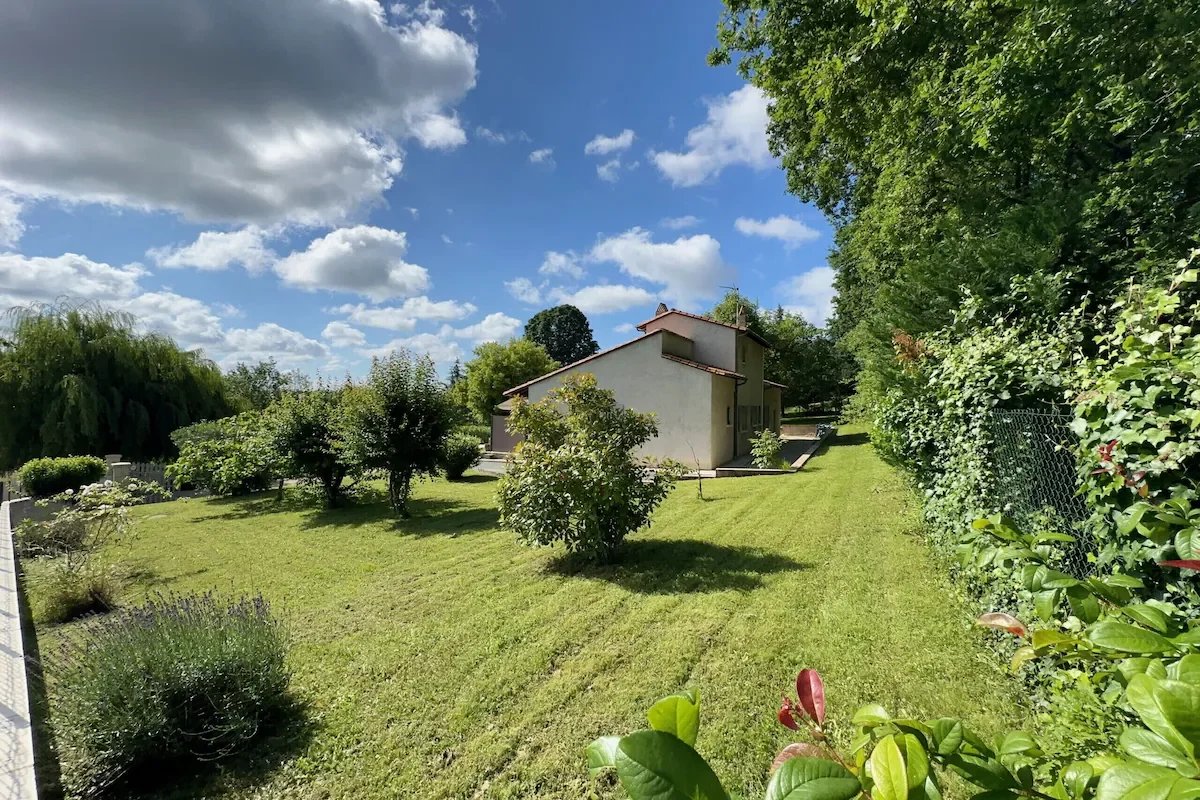 Tastefully decorated, 3 Bedroom Family house with Pool, Aquitaine – France – BVI85138