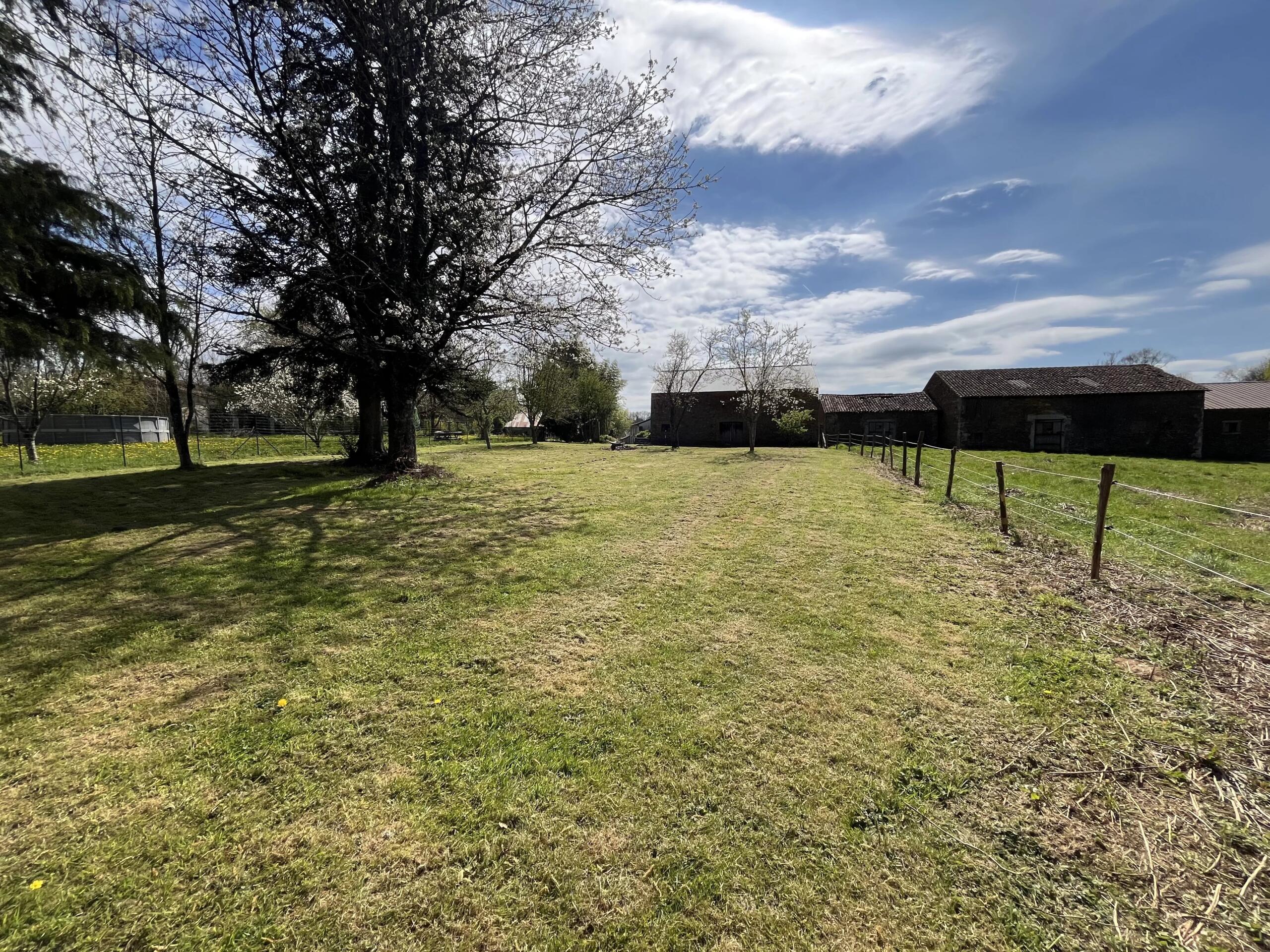 Exquisite fully furnished 4 bed cottage with barn and land, Limousin – France – BVI85096