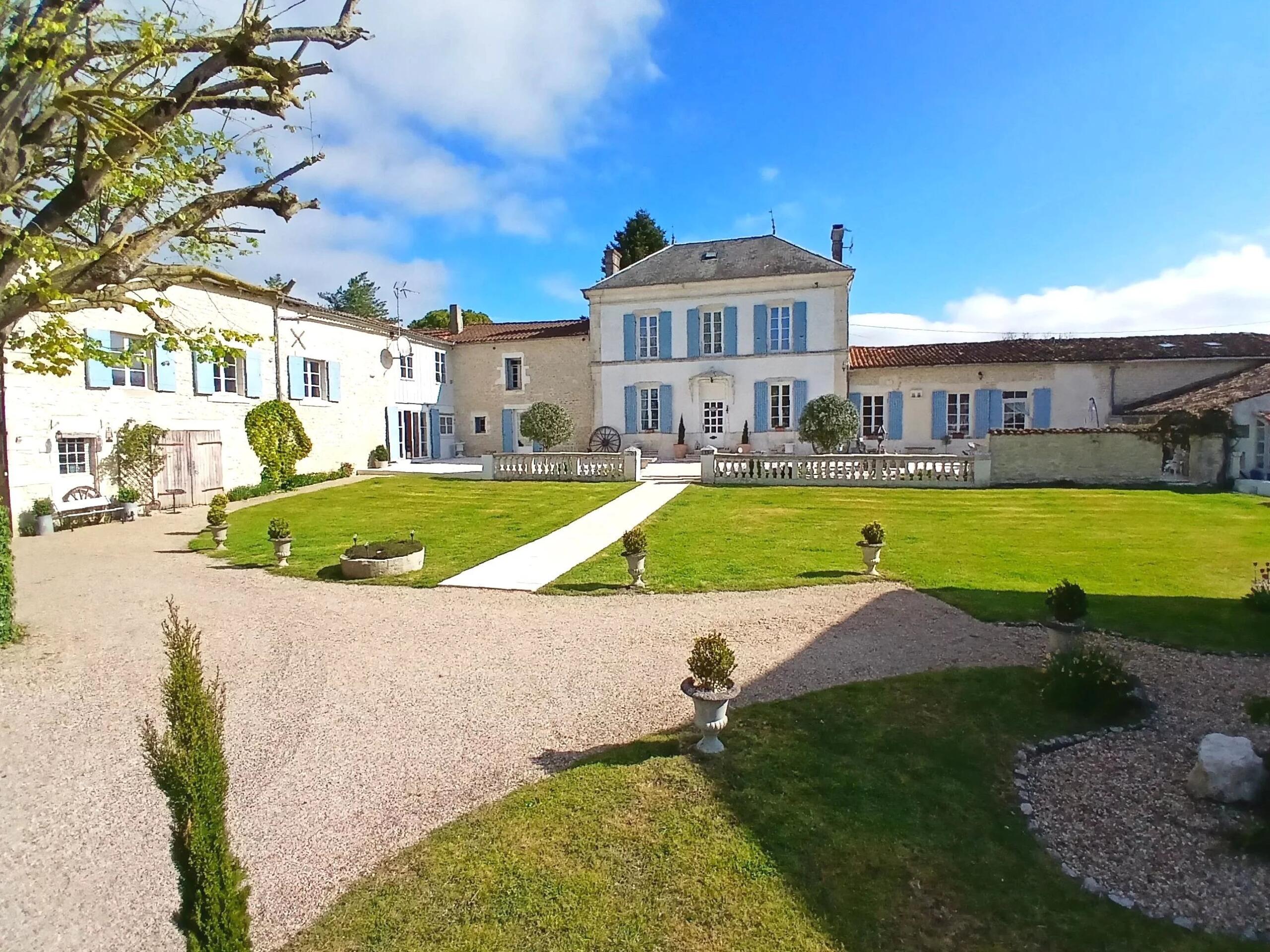 Elegant manor house estate with 8 bedrooms, guest houseswimming pool, Poitou-Charentes – France – BVI84985