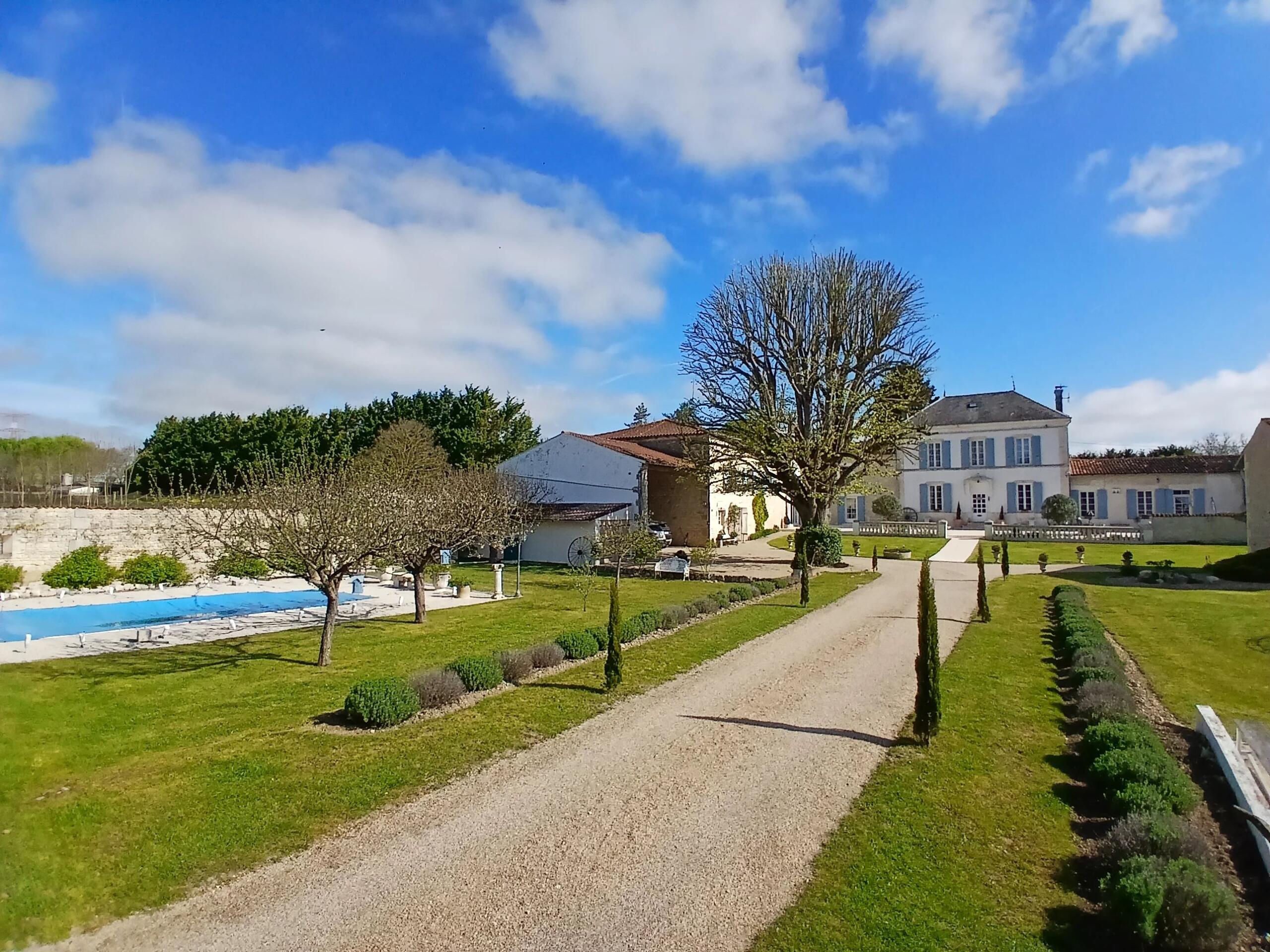 Elegant manor house estate with 8 bedrooms, guest houseswimming pool, Poitou-Charentes – France – BVI84985