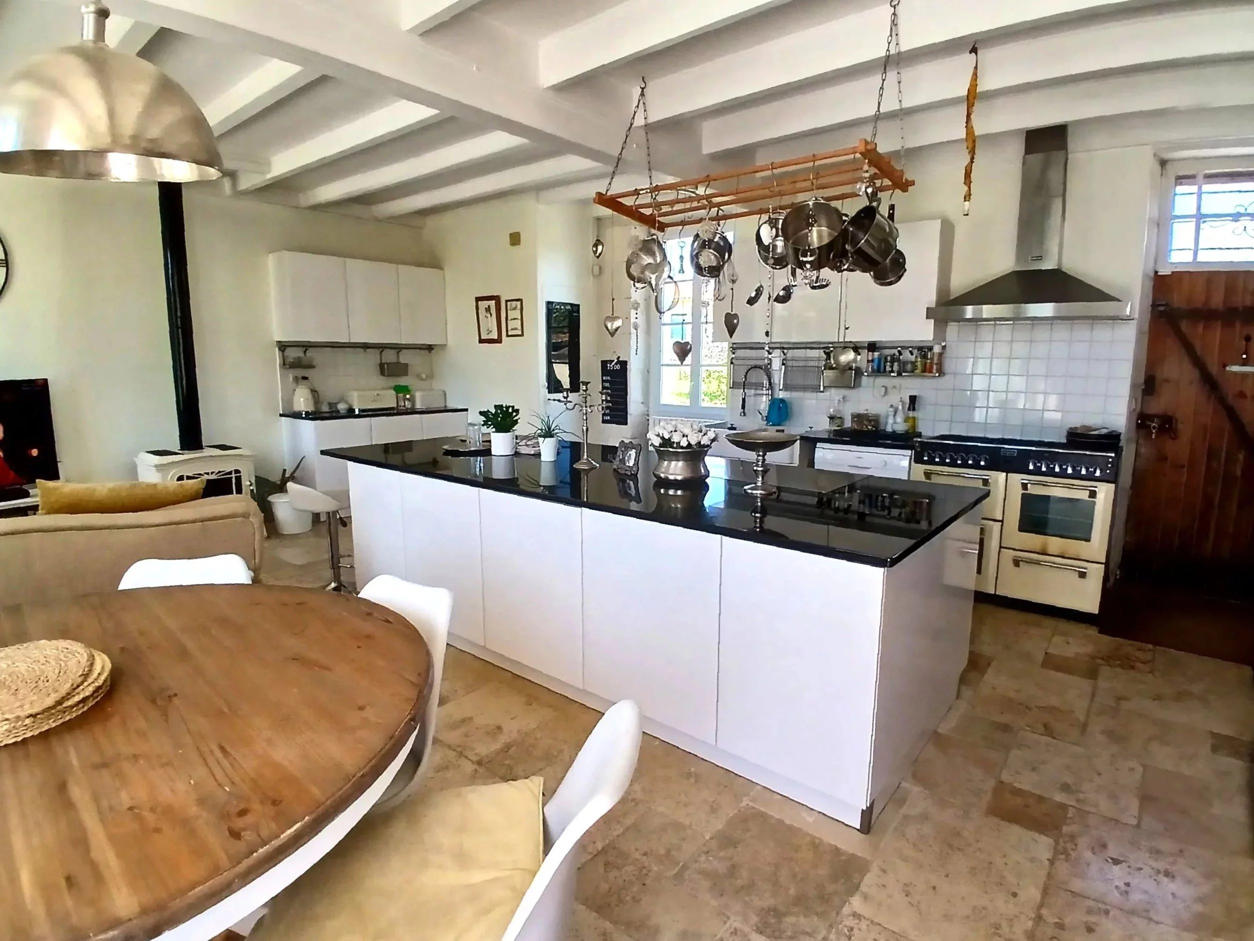 Elegant manor house estate with 8 bedrooms, guest houseswimming pool, Poitou-Charentes – France – BVI84985