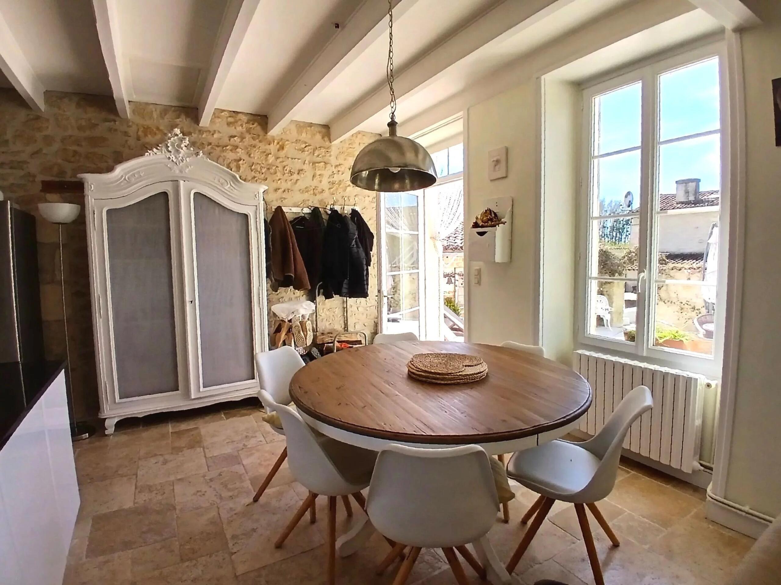 Elegant manor house estate with 8 bedrooms, guest houseswimming pool, Poitou-Charentes – France – BVI84985