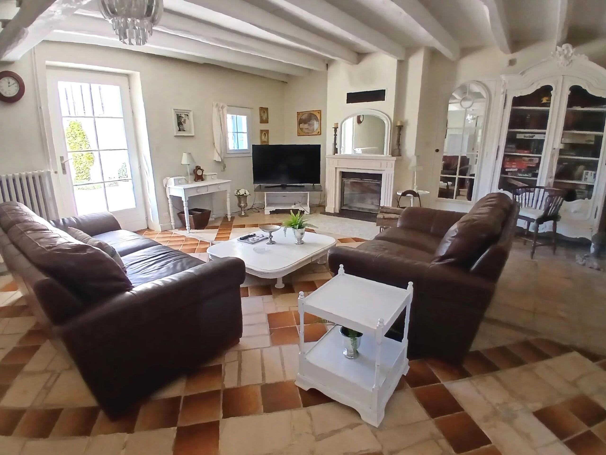 Elegant manor house estate with 8 bedrooms, guest houseswimming pool, Poitou-Charentes – France – BVI84985