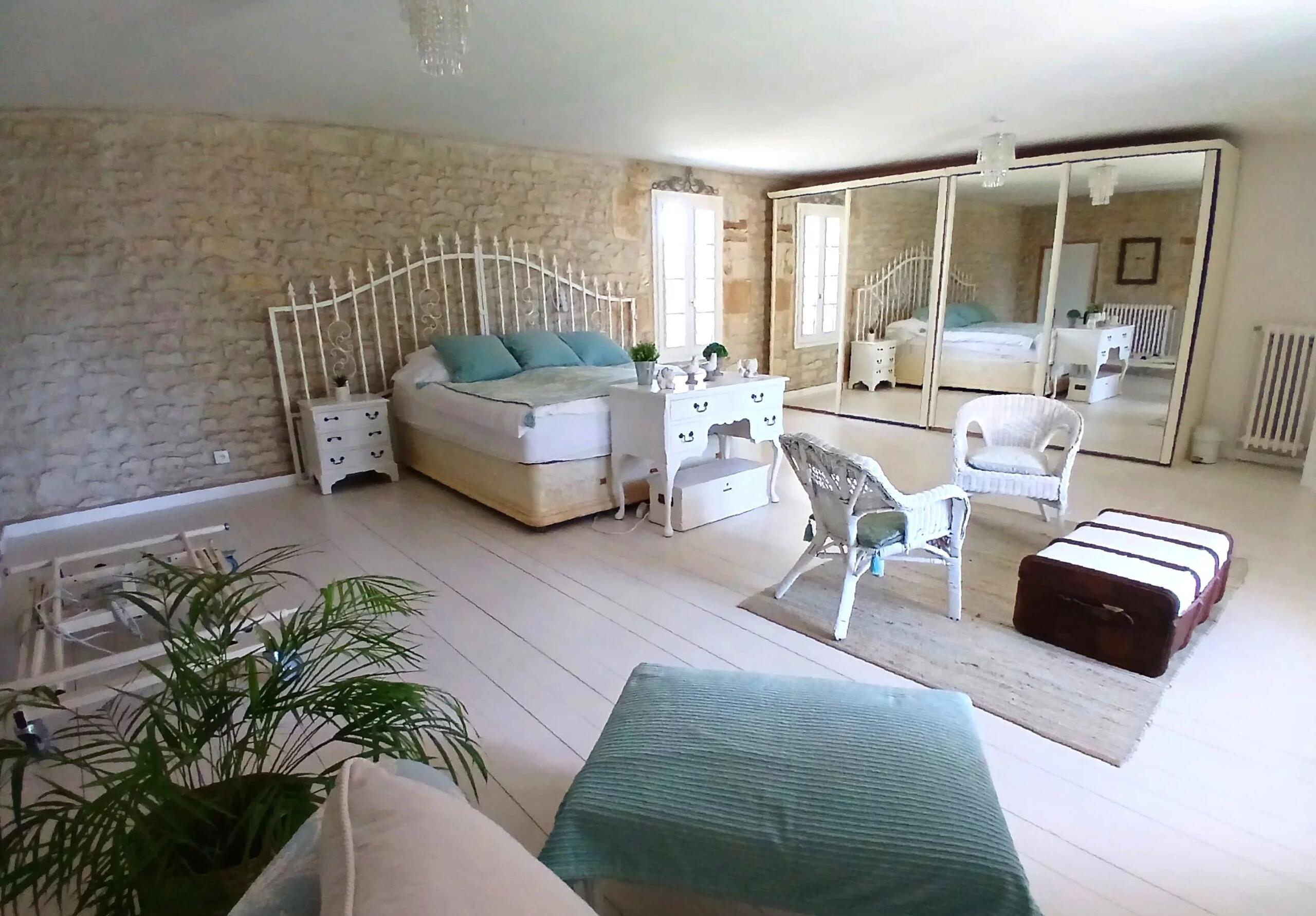 Elegant manor house estate with 8 bedrooms, guest houseswimming pool, Poitou-Charentes – France – BVI84985