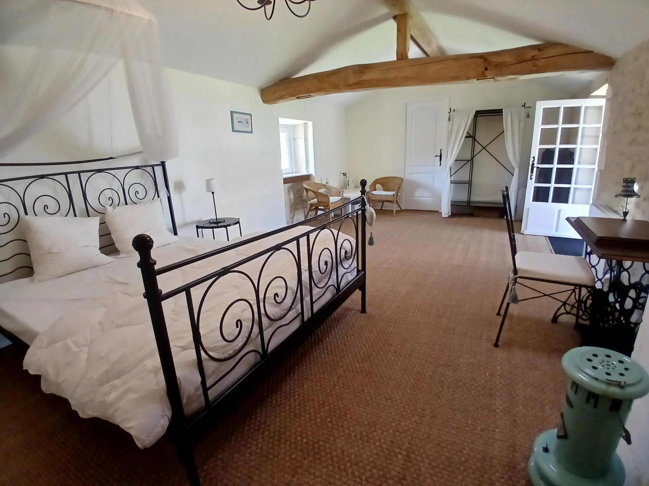 Elegant manor house estate with 8 bedrooms, guest houseswimming pool, Poitou-Charentes – France – BVI84985