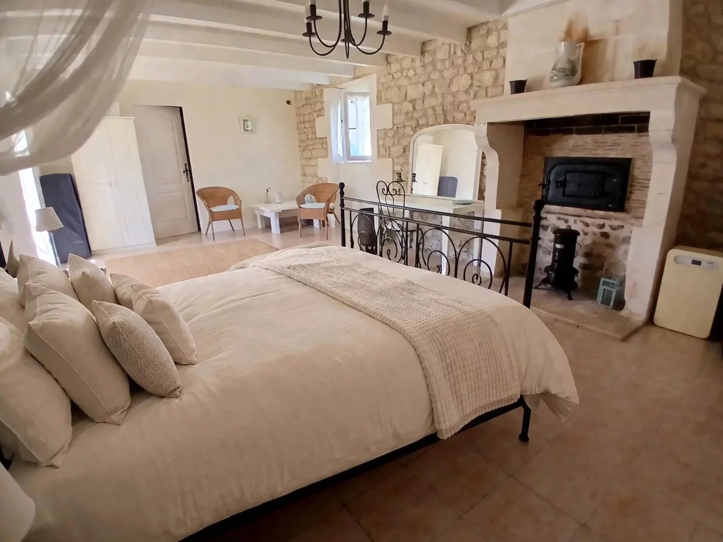 Elegant manor house estate with 8 bedrooms, guest houseswimming pool, Poitou-Charentes – France – BVI84985