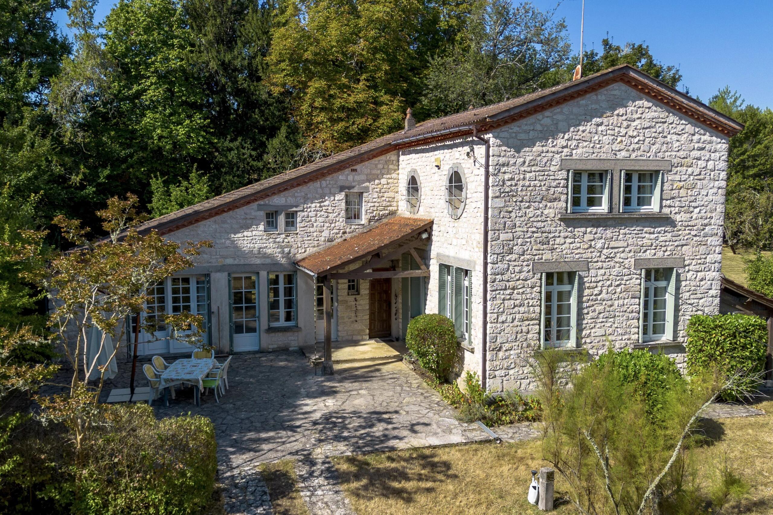 Cahors. Absolute calm! 4 bedroomed, stone property with 14ha and large barn, Midi-Pyrénées – France – BVI61480