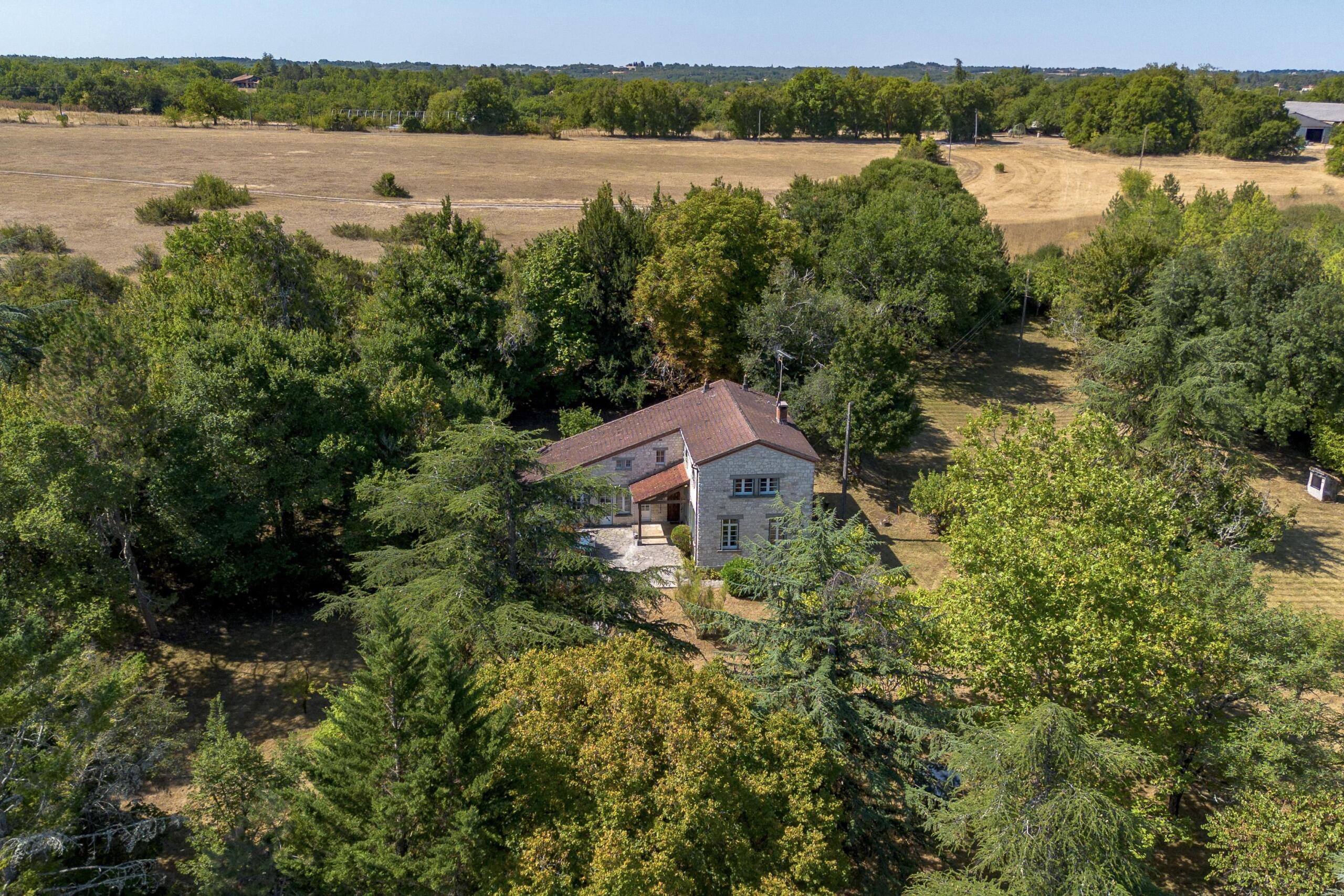 Cahors. Absolute calm! 4 bedroomed, stone property with 14ha and large barn, Midi-Pyrénées – France – BVI61480