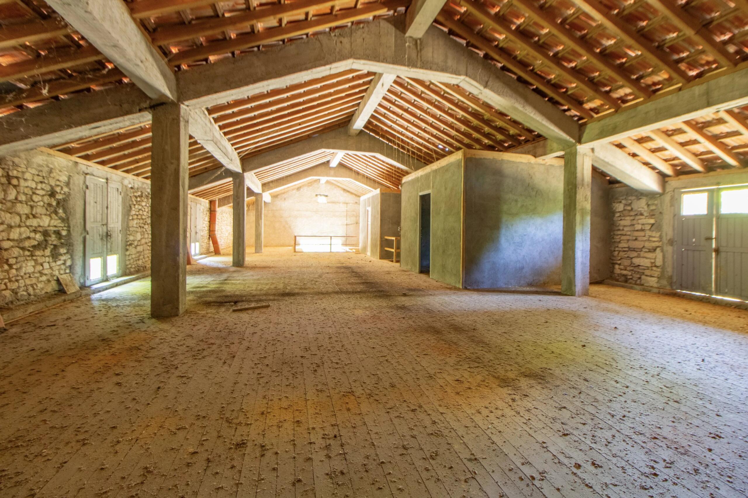 Cahors. Absolute calm! 4 bedroomed, stone property with 14ha and large barn, Midi-Pyrénées – France – BVI61480