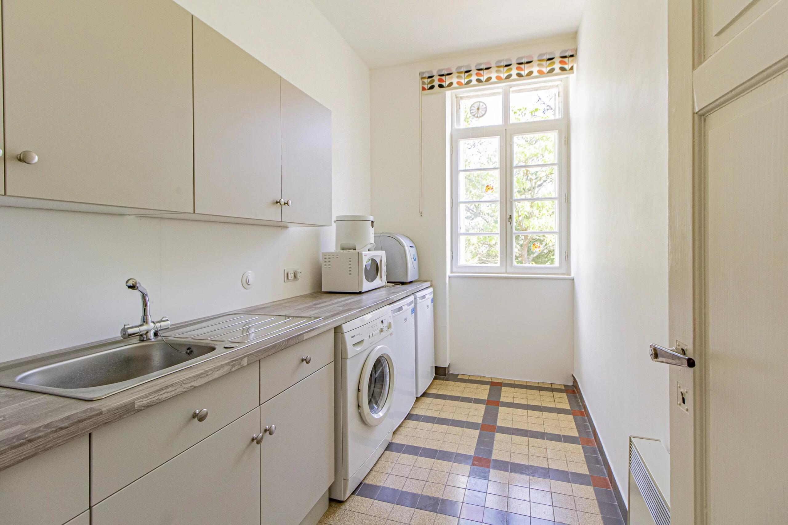 Cahors. Absolute calm! 4 bedroomed, stone property with 14ha and large barn, Midi-Pyrénées – France – BVI61480