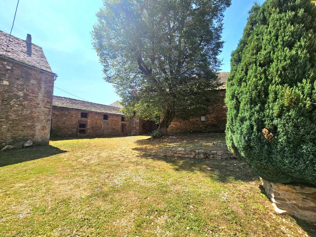 6 bedroom corps de ferme in Previnquieres, Aveyron, France