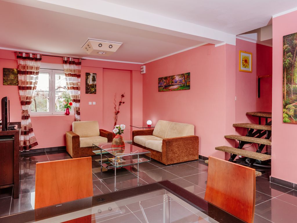 Apartment with three bedrooms and sea views in Bigovo