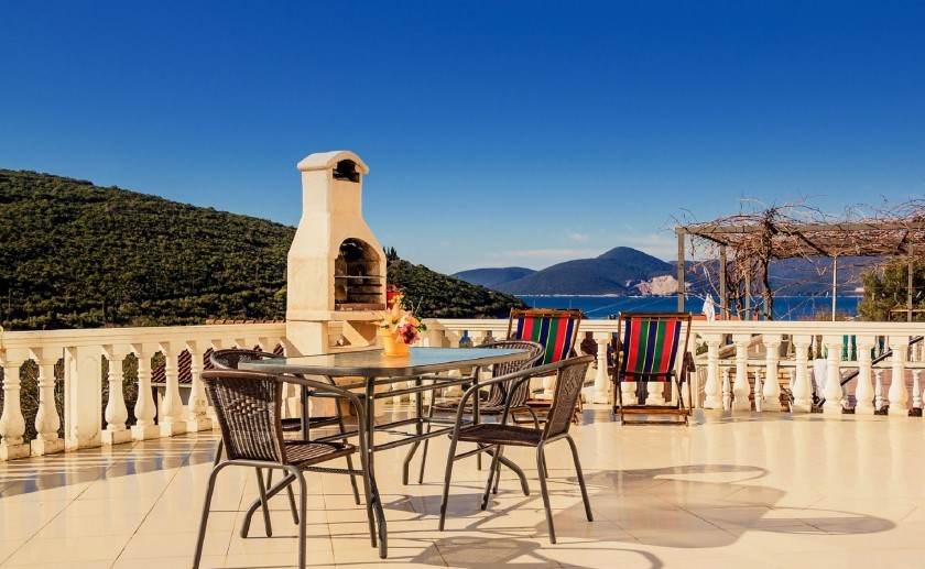 Apartment with three bedrooms and sea views in Bigovo