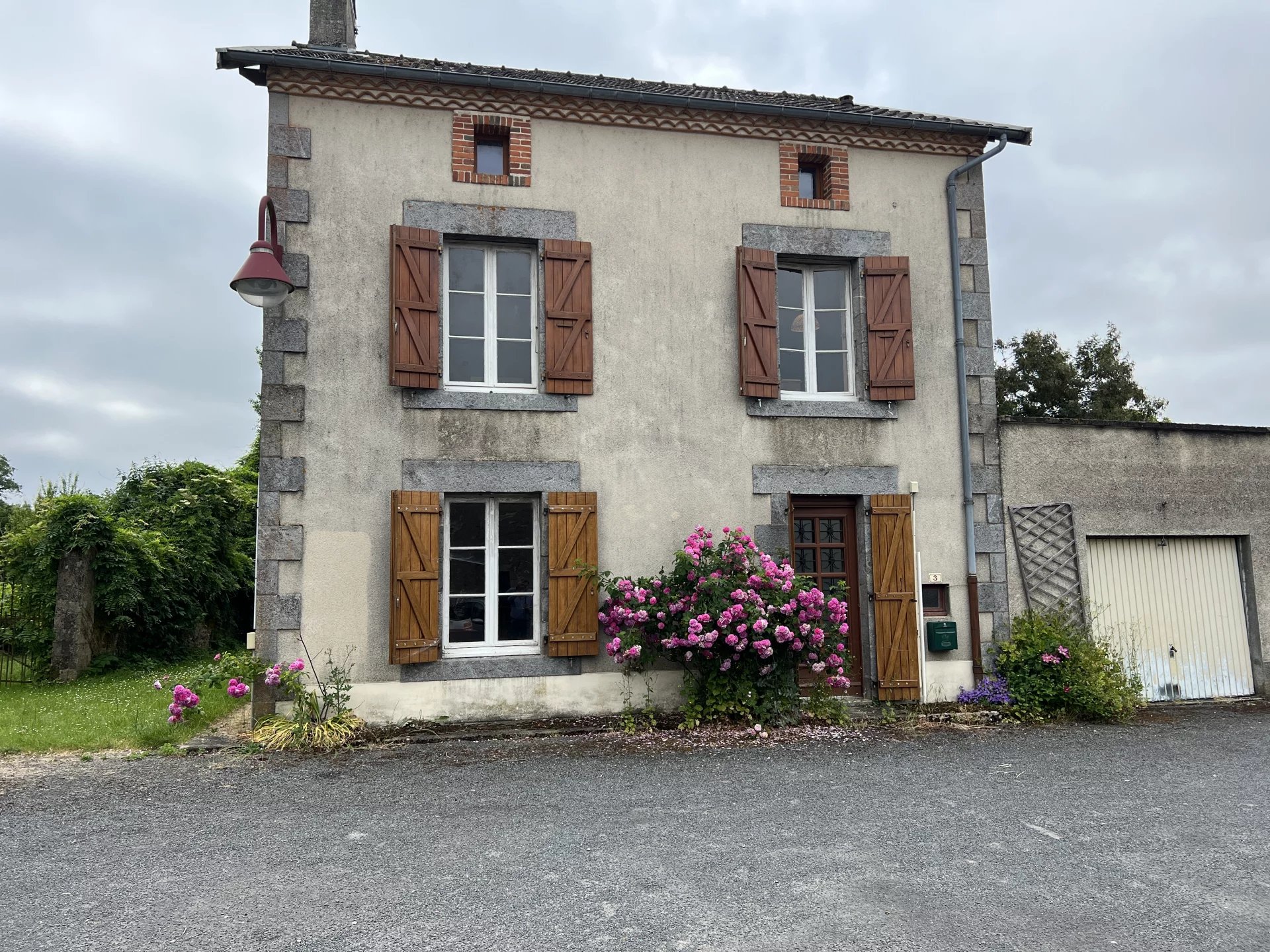 Large house in the town square to finish renovating, Limousin – France – BVI81397