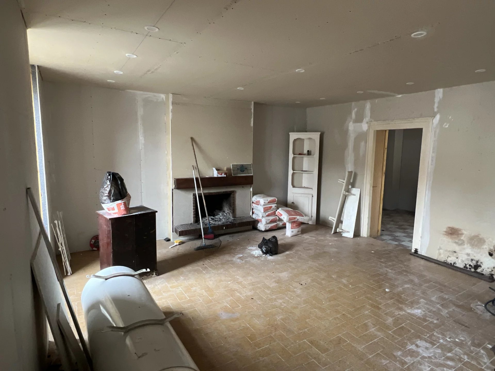 Large house in the town square to finish renovating, Limousin – France – BVI81397